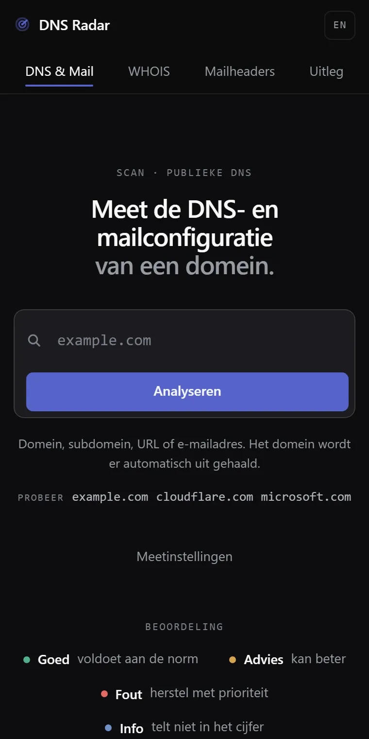 Dezelfde tool op een telefoon: het invoerveld met de knop Analyseren en de beoordelingslegenda