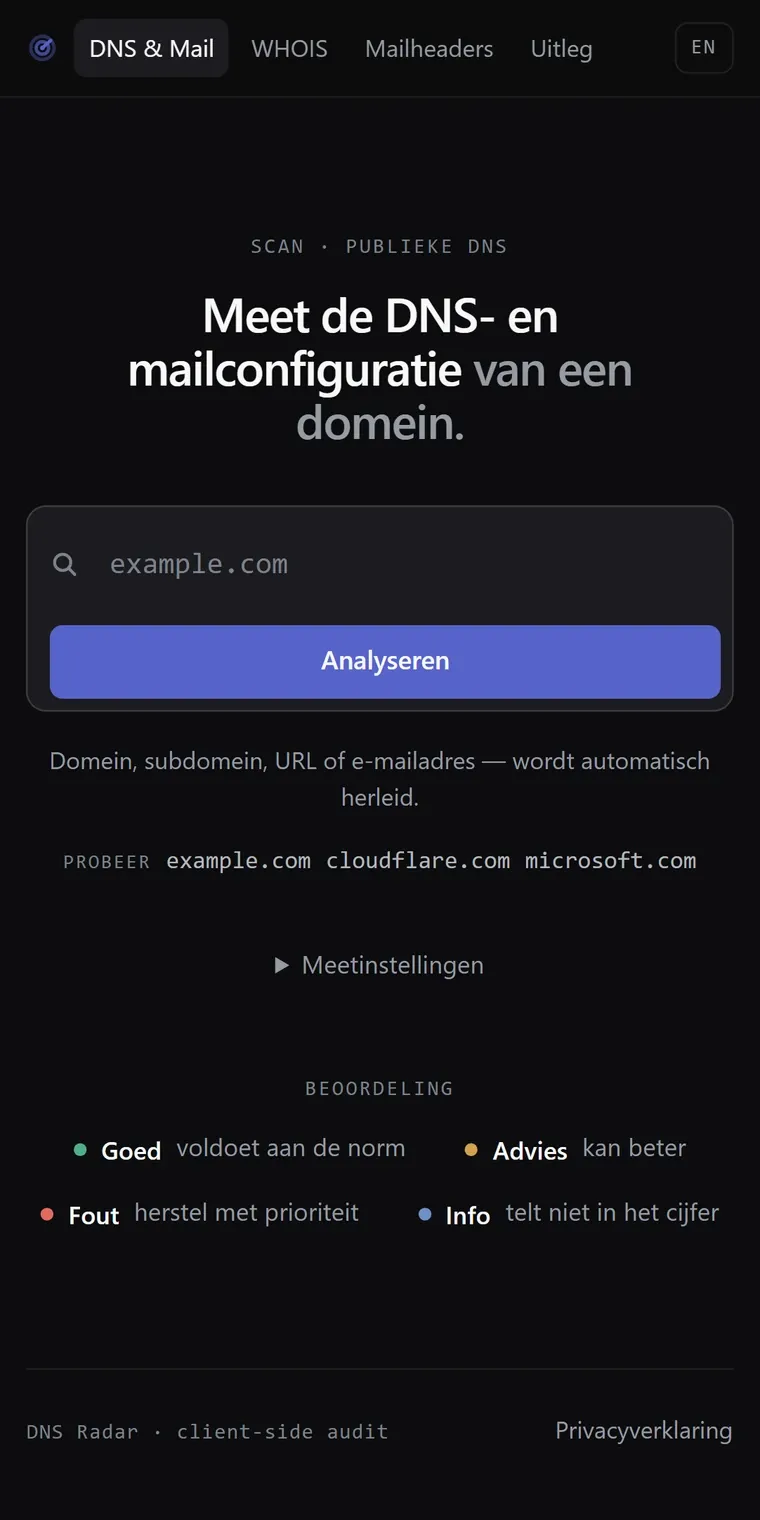 Dezelfde tool op een telefoon: het invoerveld met de knop Analyseren en de beoordelingslegenda