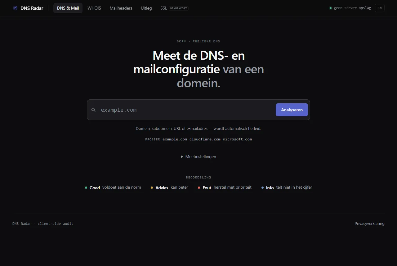 De homepage van dnsradar.eu op een computerscherm: een donkere, technische tool met een zoekveld om de DNS- en mailconfiguratie van een domein te analyseren