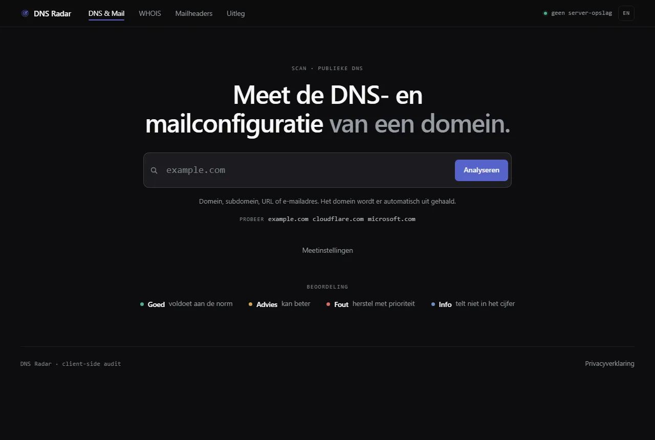 De homepage van dnsradar.eu op een computerscherm: een donkere, technische tool met een zoekveld om de DNS- en mailconfiguratie van een domein te analyseren