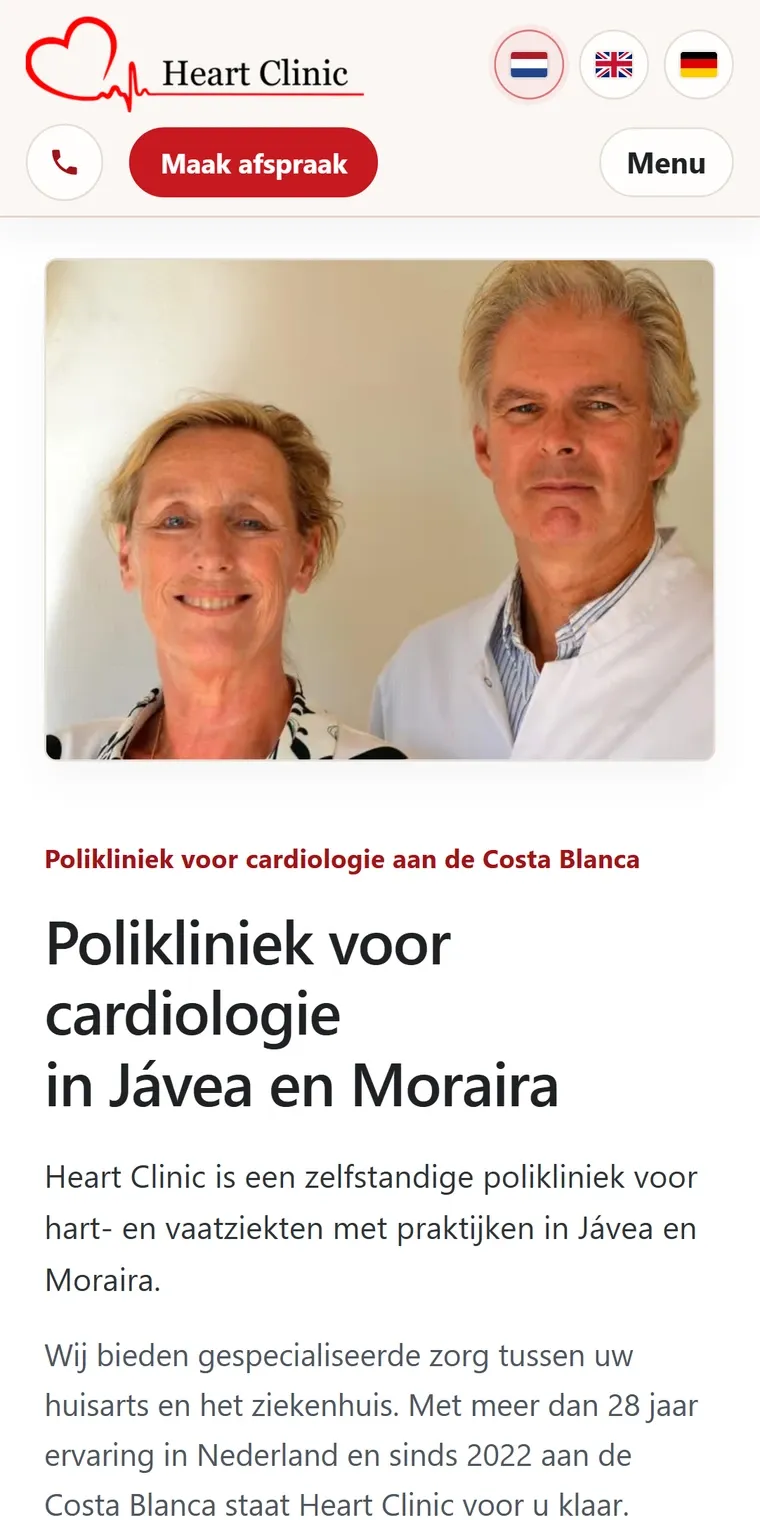 Dezelfde website op een telefoon: het logo, de taalkeuze en de knop Maak afspraak direct in beeld