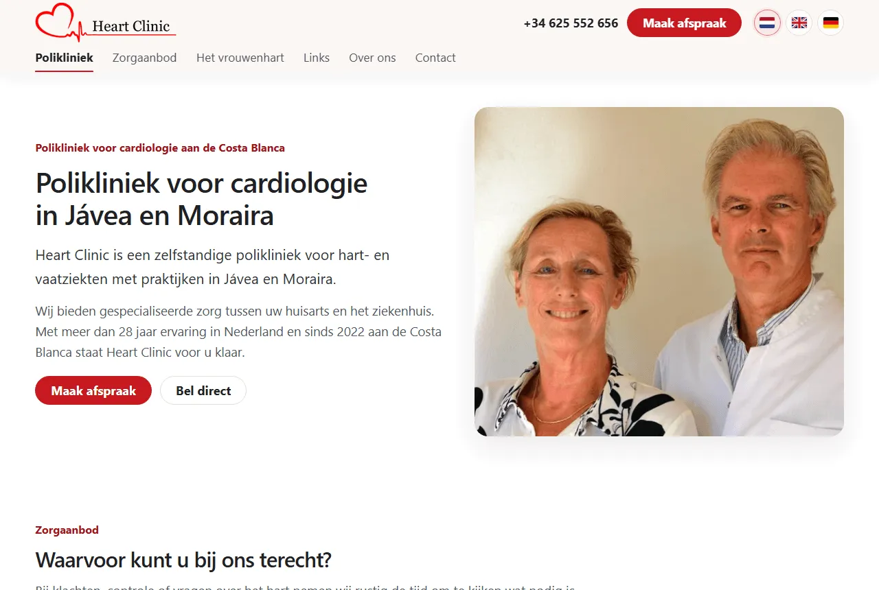 De homepage van heartclinic.es op een computerscherm: een lichte, meertalige website met een duidelijke afspraakknop en foto van de cardiologen