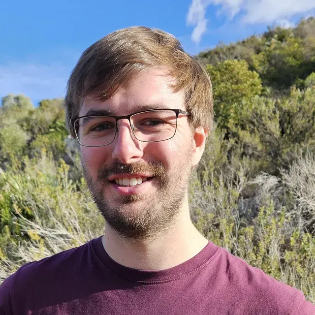 Joris de Vaan buiten in de natuur